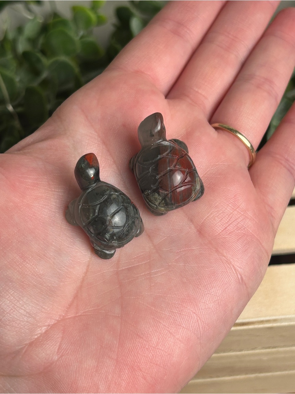 Set of 2 Mini Hand-Carved Bloodstone Turtle Figurines - Picture 3 of 3